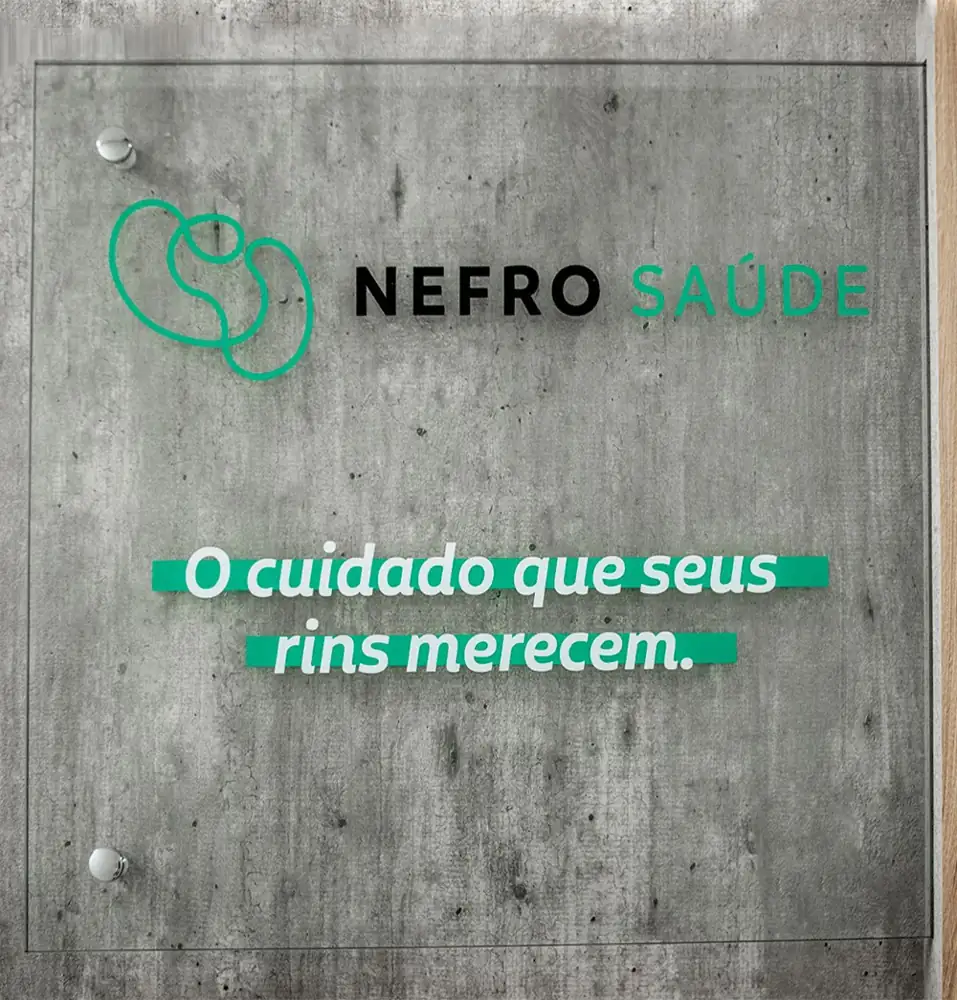 Parede da clínica com a frase O cuidado que seus rins merecem