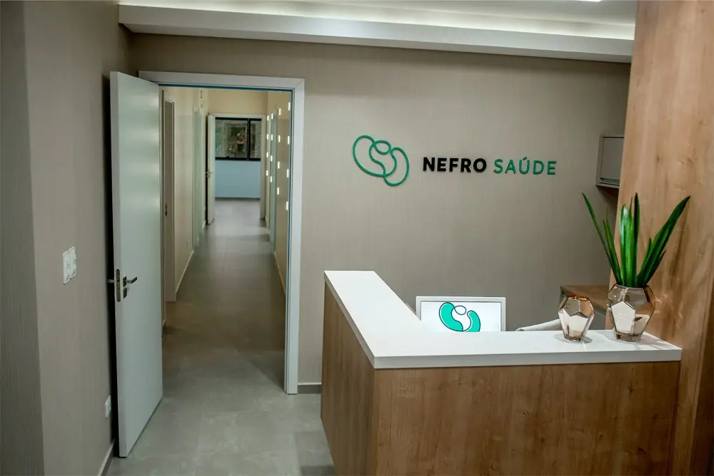 Recepção da Nefro Saúde com a marca na parede