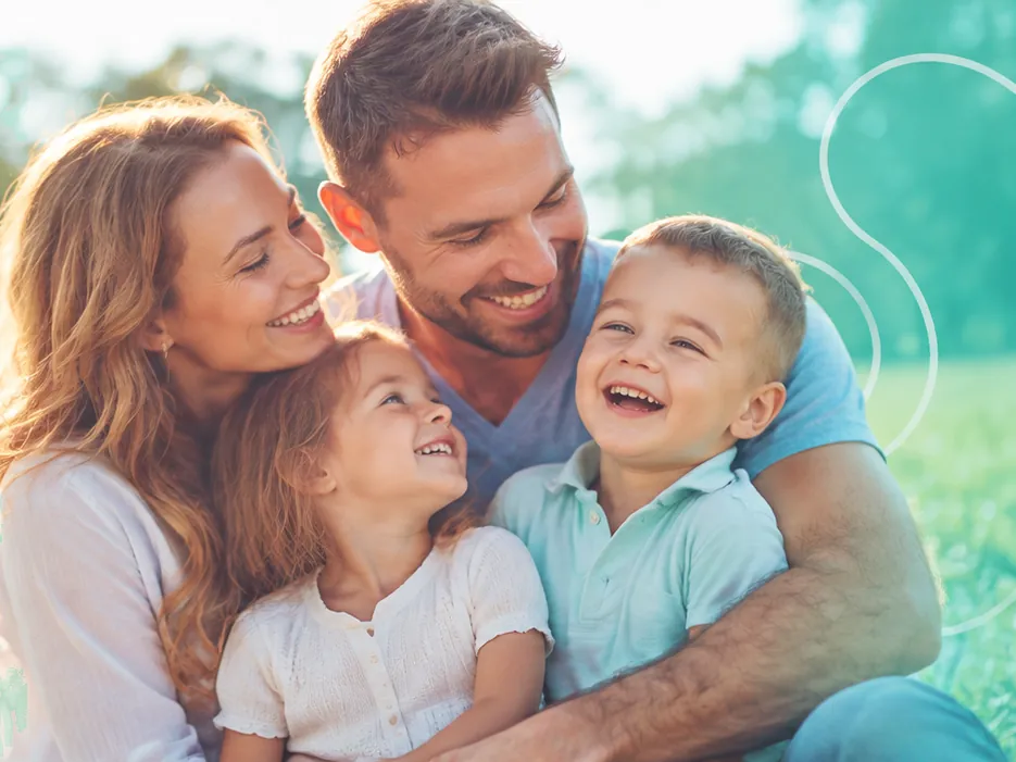 Família sorrindo ao ar livre