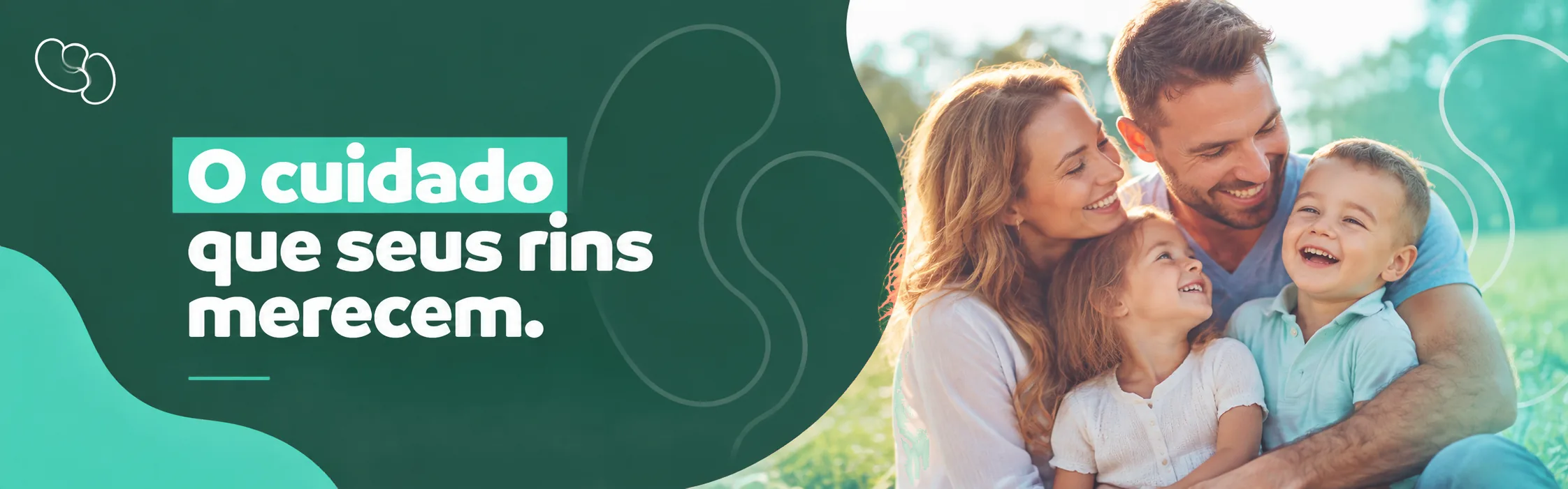 O cuidado que seus rins merecem. Família sorrindo ao ar livre.