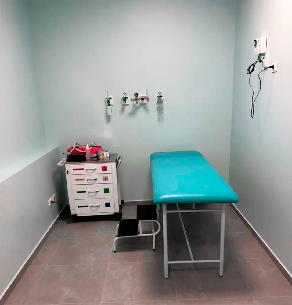 Sala de atendimento com maca